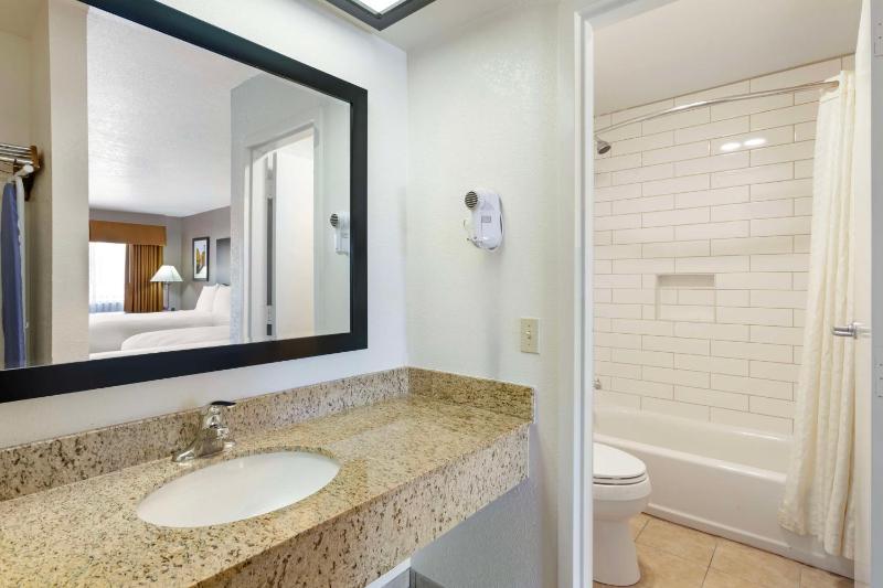 Queen Room with Two Queen Beds - Pet Friendly image 2