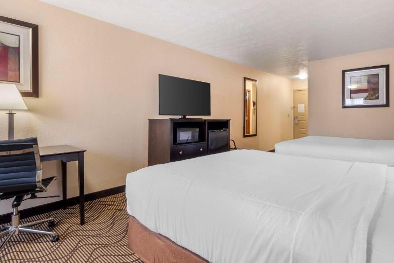 Queen Room with Two Queen Beds - Non-Smoking image 4