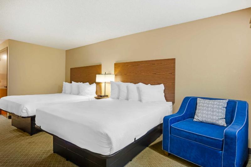 Queen Room with Two Queen Beds and Bath Tub - Disability Access/Non-Smoking image 4