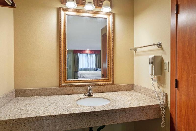 Queen Room with Two Queen Beds and Bath Tub - Disability Access/Non-Smoking image 2