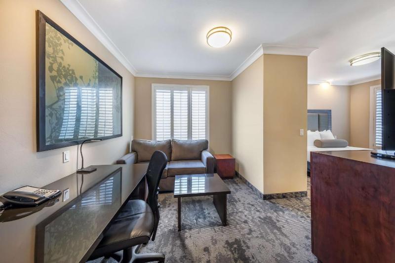 Queen Suite with Roll-In Shower - Mobility Access image 4
