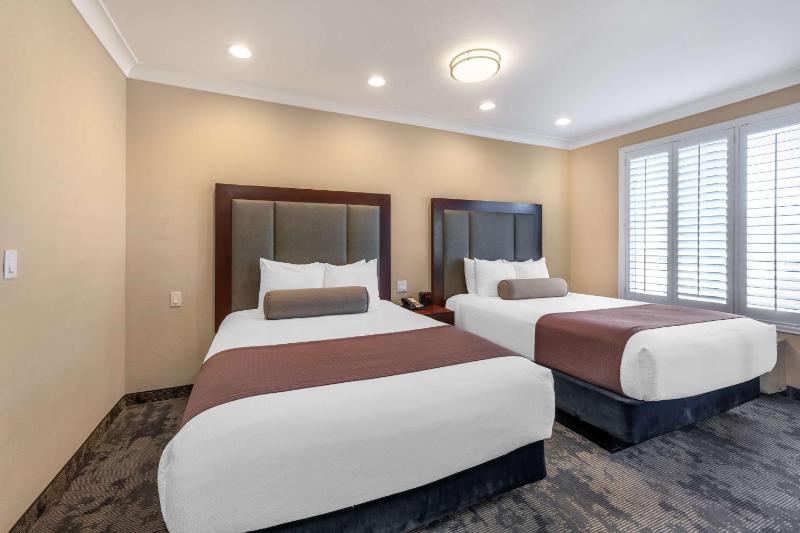 Queen Suite with Two Queen Beds image 4