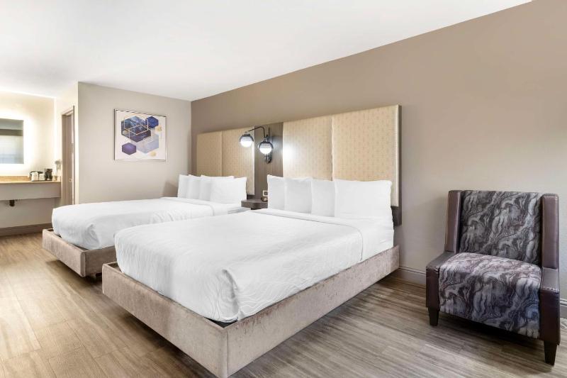 Queen Room with Two Queen Beds - Non-Smoking image 1