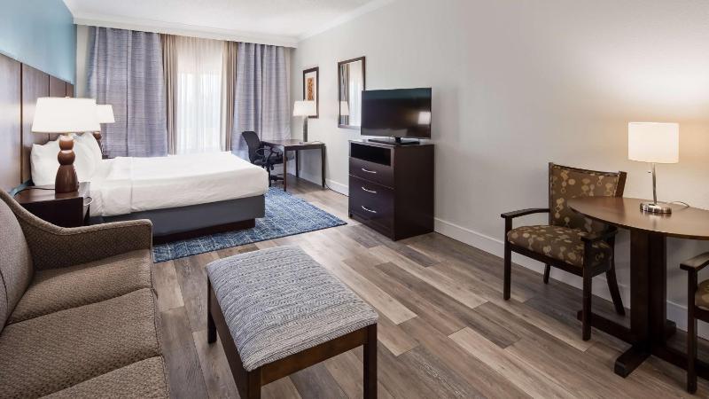 King Suite with Sofa Bed image 3