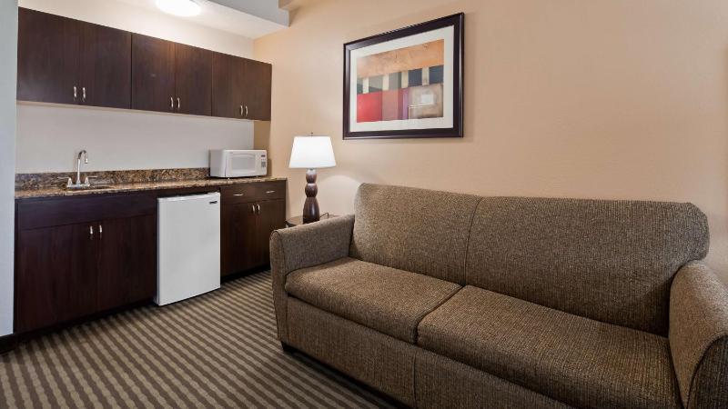 King Suite with Roll-In Shower - Disability Access image 4