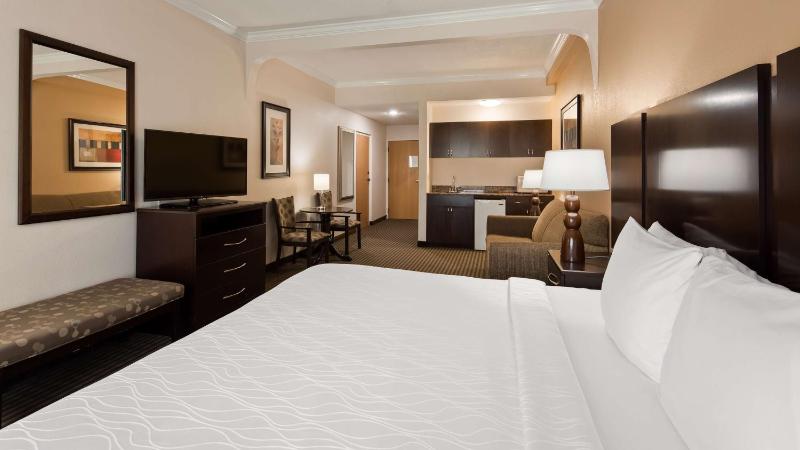 King Suite with Roll-In Shower - Disability Access image 3