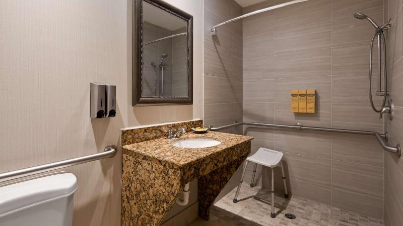 Deluxe Two Queen Suite with Roll-in Shower - Disability Access image 2