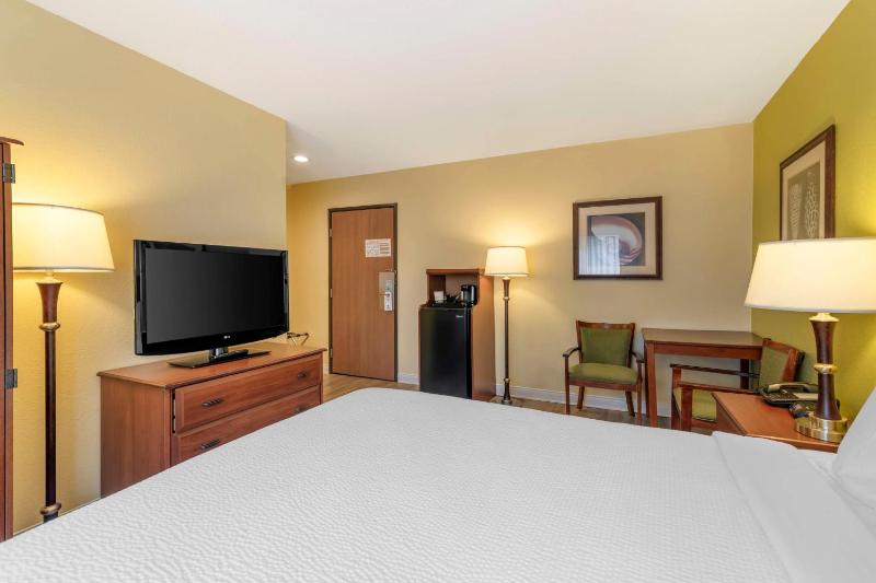 Queen Room - Non-Smoking image 3