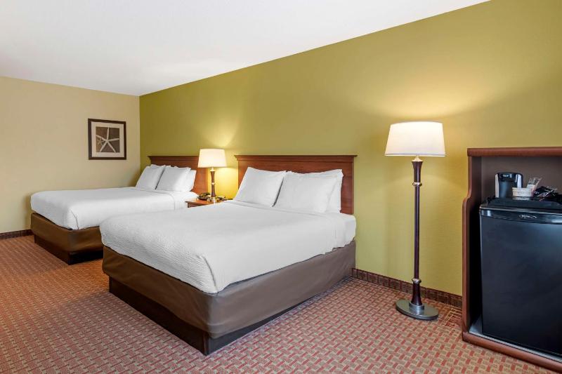 Queen Room with Two Queen Beds - Non-Smoking image 4