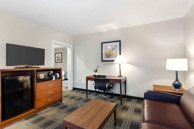Queen Suite with Two Queen Beds - Non-Smoking image 3