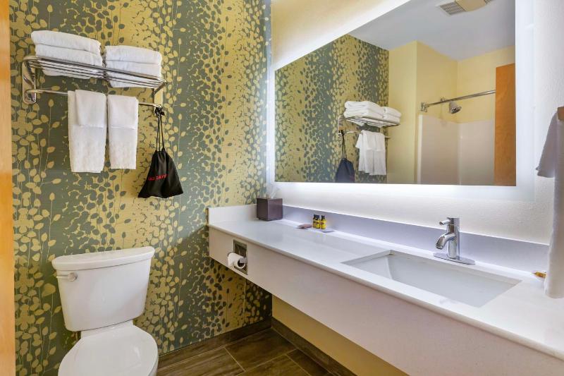 Queen Room with Two Queen Beds - Non-Smoking image 2
