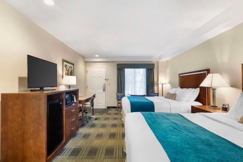 Queen Room with Two Queen Beds - Non-Smoking image 3