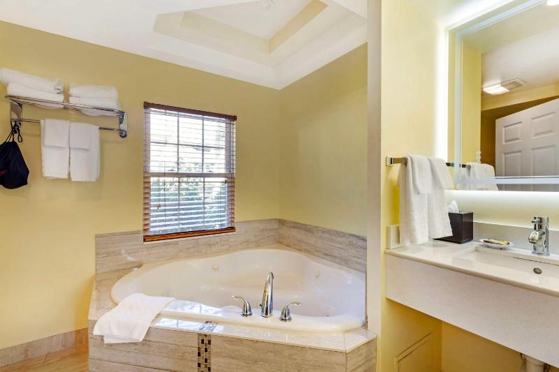 King Room with Spa Bath - Non-Smoking image 2