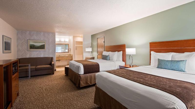 Queen Room with Two Queen Beds with Sofabed - Non-Smoking image 3
