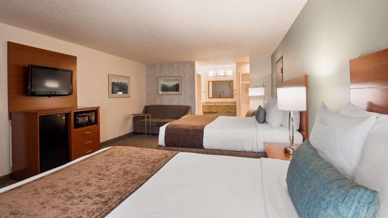 Queen Room with Two Queen Beds with Sofabed - Non-Smoking image 2