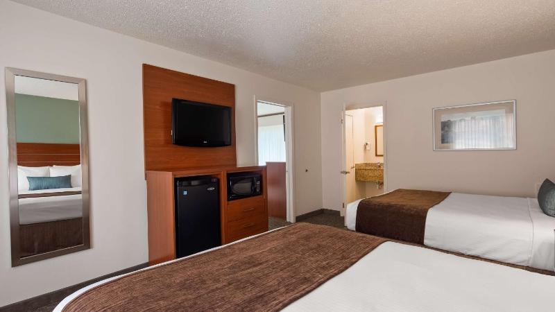 Suite with Three Queen Beds - Non-Smoking image 2