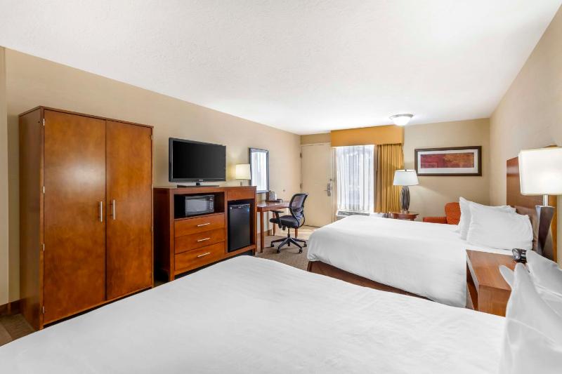 Queen Room with Two Queen Beds - Mobility Accessible image 3