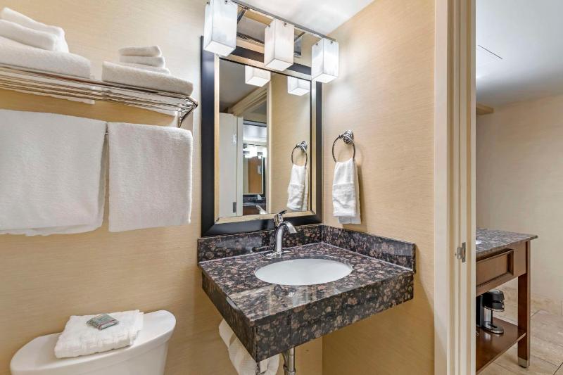 Queen Room with Two Queen Beds-Pet Friendly image 2