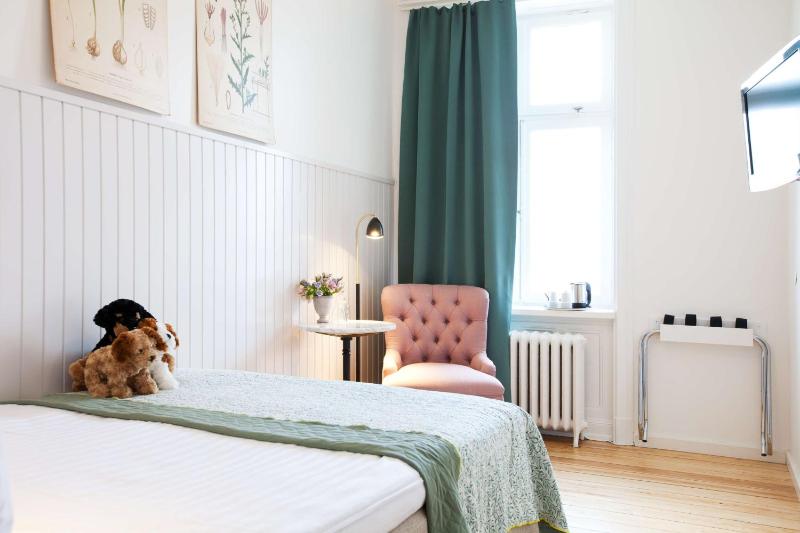 Small Single Room image 3