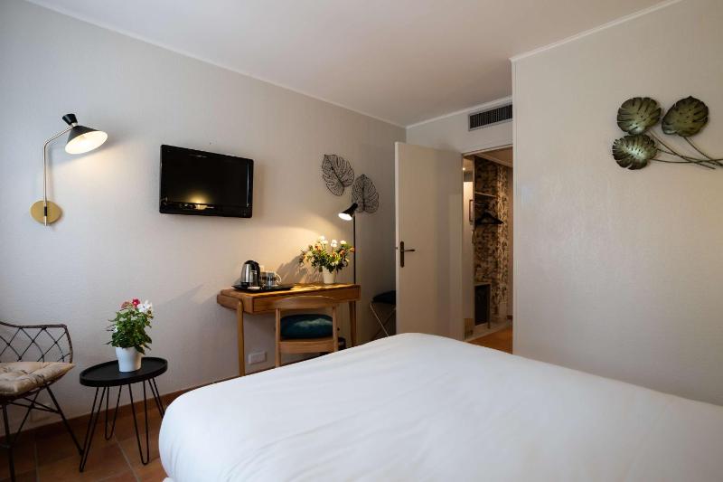 Classic Double Room - Non-Smoking image 4