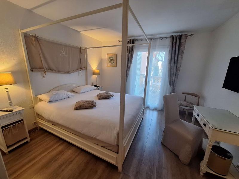 Superior Queen Room with Pool View image 1