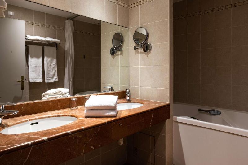 Junior Suite with Pool View image 4