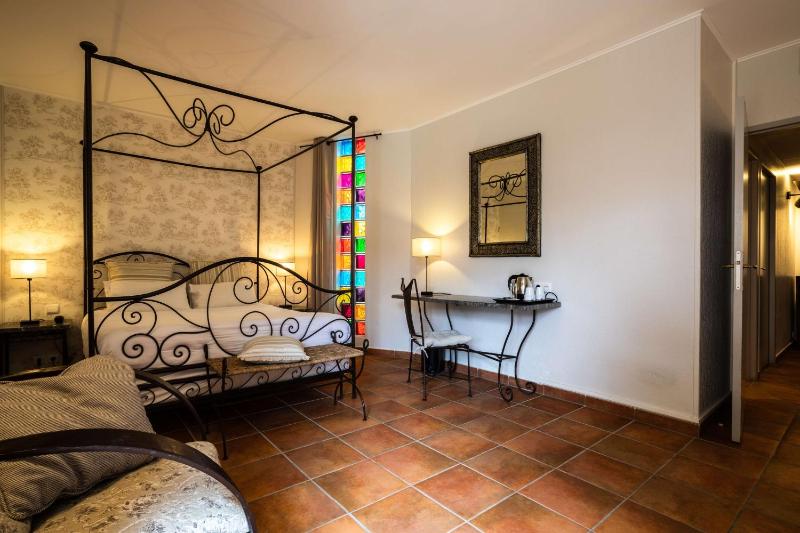 Junior Suite with Pool View image 1