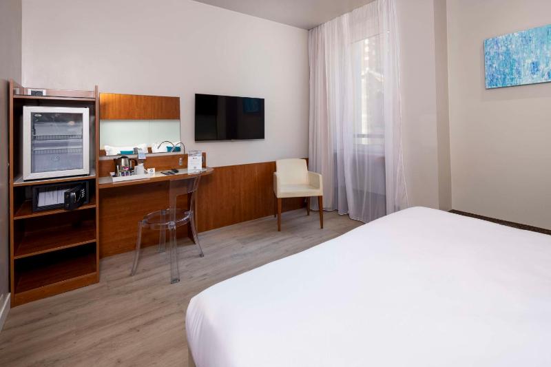 Double or Twin Room image 3