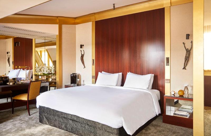 Deluxe King Room image 2