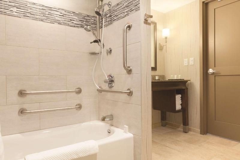 Queen Room with Two Queen Beds Accessible with Bathtub image 2
