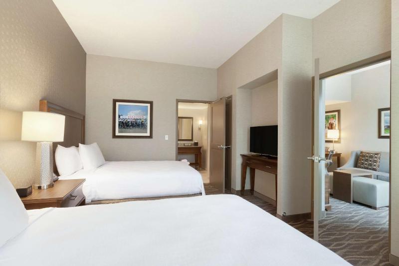 Two-Room Queen Suite with Two Queen Beds image 3