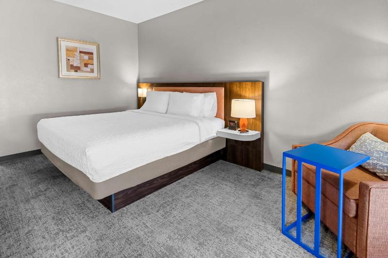 King Room with King Bed - Non-Smoking image 1