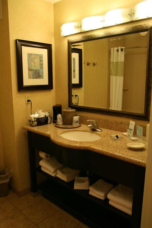 Room with Two Queen Beds - Non-Smoking image 4