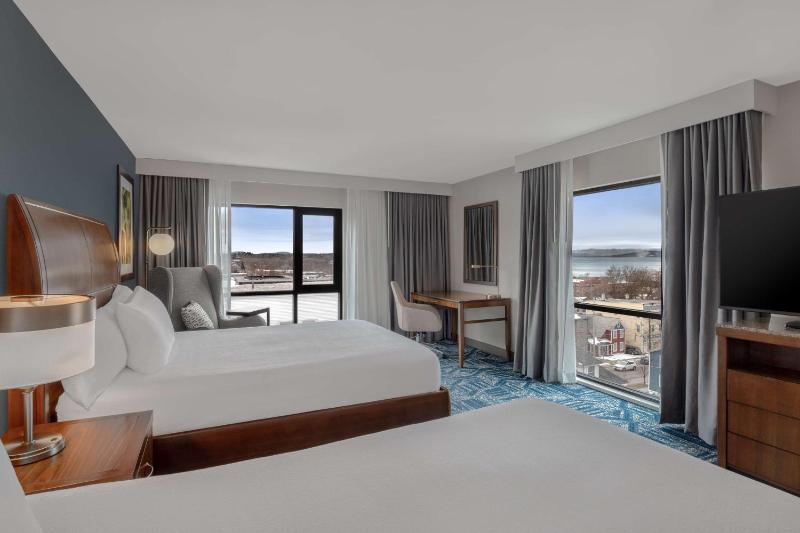 Queen Room with Two Queen Beds with Lake View image 4