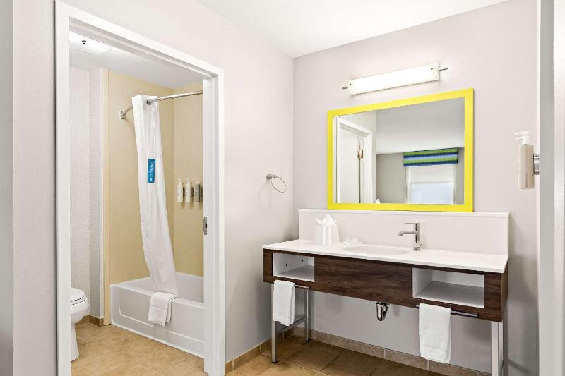 Queen Studio Suite with Two Queen Beds - Non-Smoking image 2