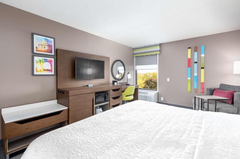 King Room with Roll-in Shower - Disability Accessible/Non-Smoking image 4