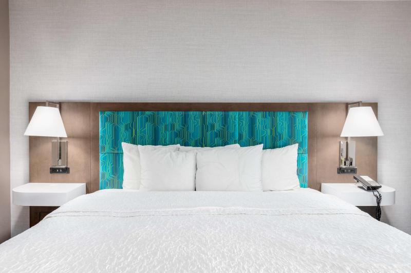 Deluxe King Room - Non-Smoking image 4