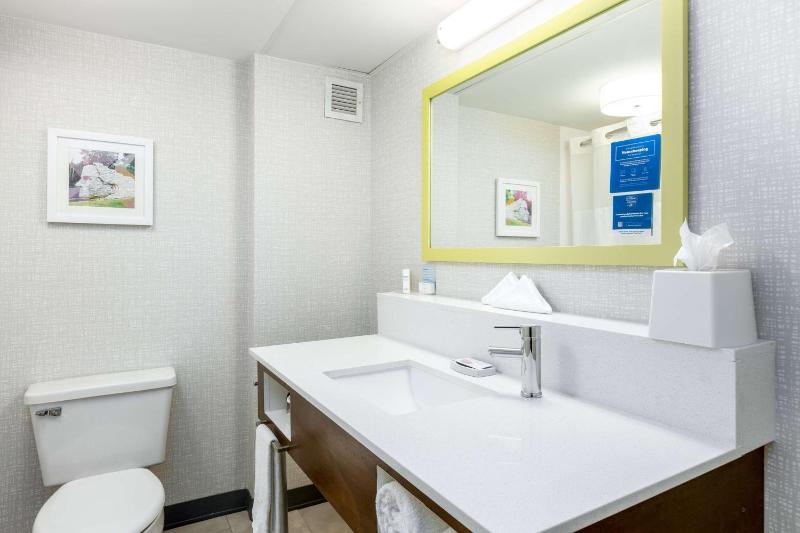 Queen Room with Two Queen Beds - Non-Smoking image 2