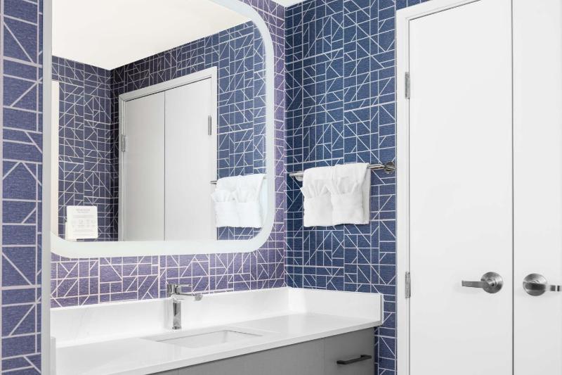 One-Bedroom King Suite - Non-Smoking image 3