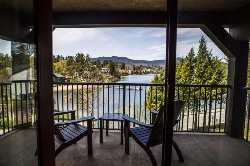 King Suite with Balcony- Non-Smoking image 3