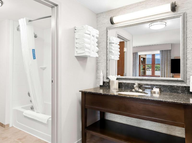 King Suite with Balcony- Non-Smoking image 2