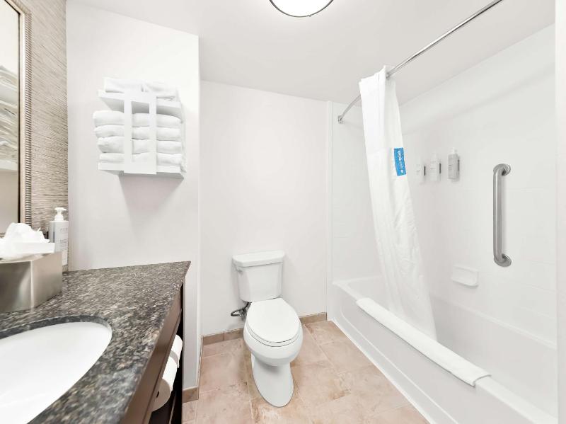 Queen Room with Two Queen Beds with Balcony - Non-Smoking image 2