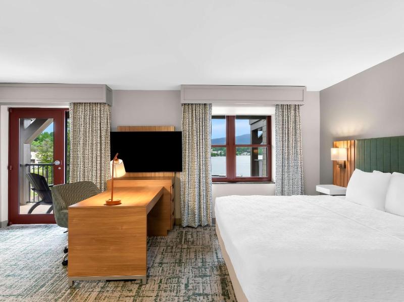 King Suite with Balcony- Non-Smoking image 4