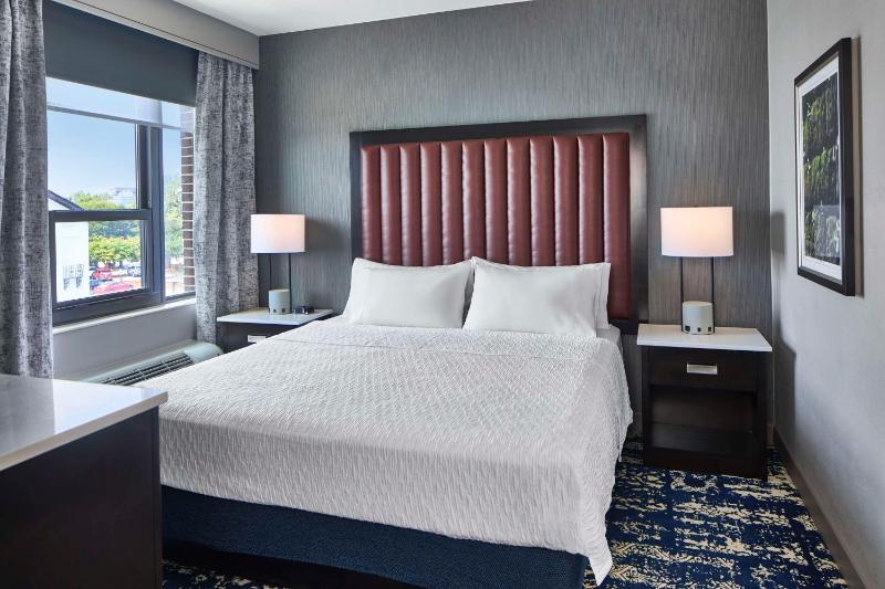 King Suite with Balcony and River View image 4