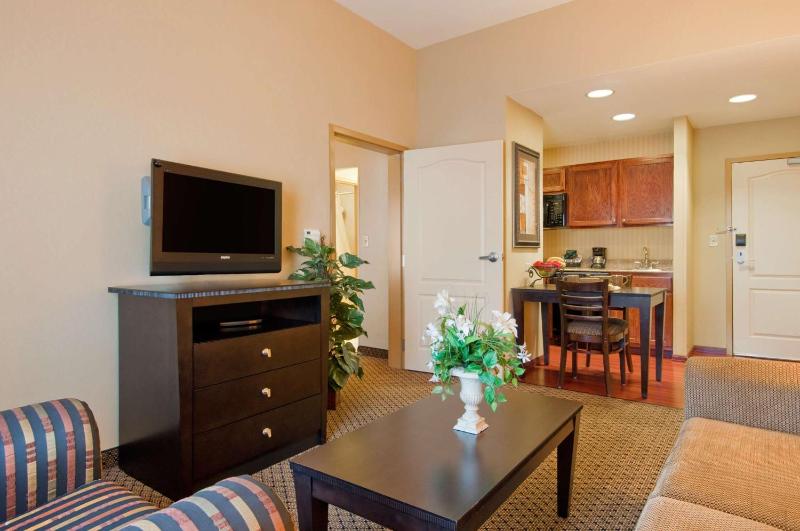 Two Bedroom Suite with One King and Two Queen Beds - Non-Smoking image 1