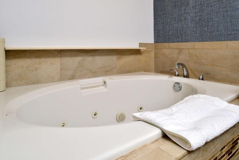 King Room with Whirlpool image 3