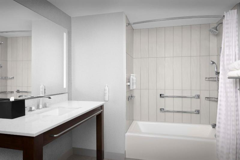 King Suite with Accessible Tub - Mobility and Hearing Access/Non-Smoking image 3