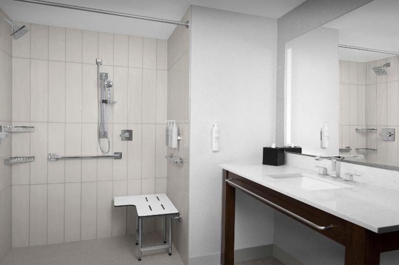 King Suite with Accessible Tub - Mobility and Hearing Access/Non-Smoking image 2