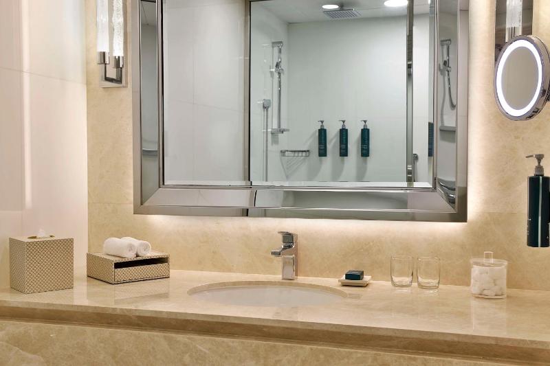 Executive Queen Room with Two Queen Beds image 4