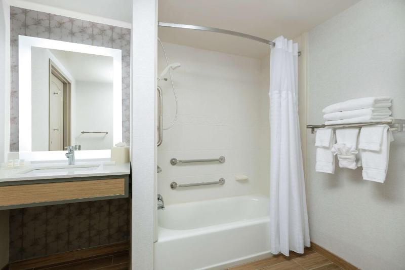 King Room with Tub - Mobility and Hearing Access image 2